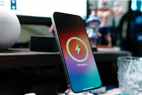 梅河口苹果15换屏服务分享用什么充电器给iPhone15充电更好 